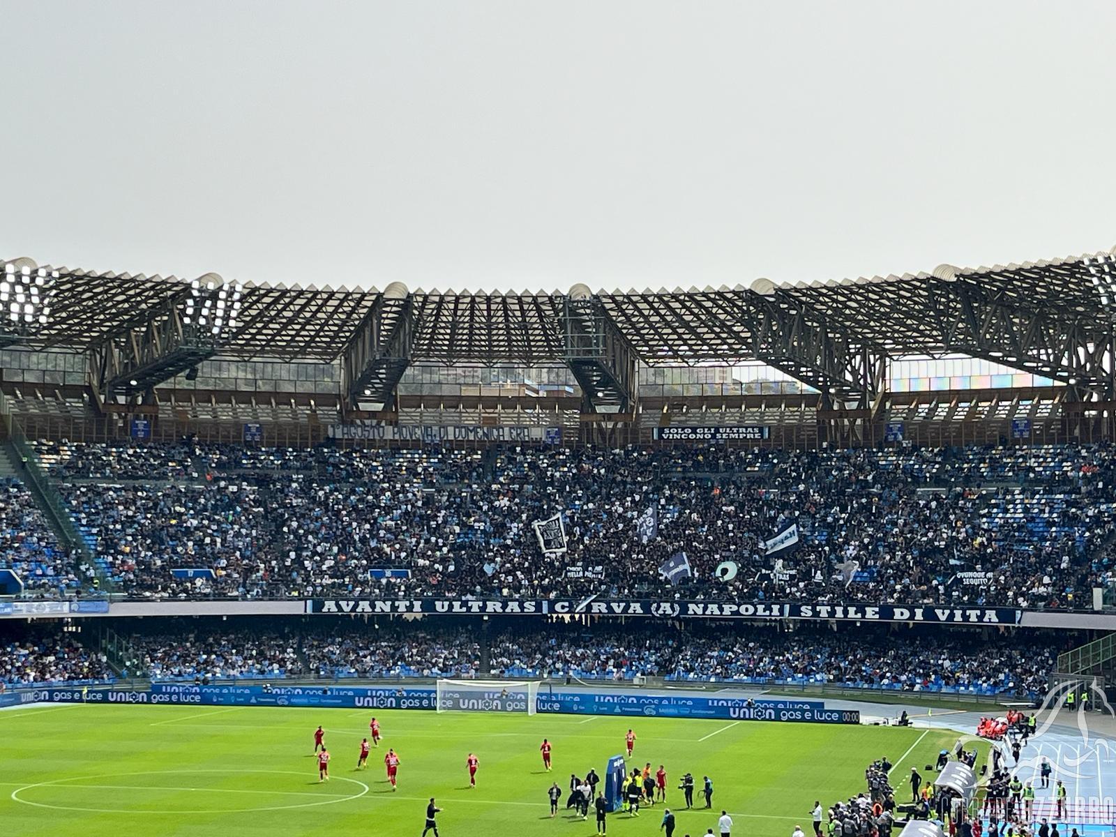 La Notte in cui il San Paolo divenne un Vulcano Pasquetta 2026 al Maradona: i Biglietti di Napoli vs Milan Napoli apre il Maradona ai visitatori Napoli-Torino: Info tornelli Napoli-Roma: perché è chiamato “derby del Sole” Napoli-Roma | Info tornelli SSC Napoli Sorgesana e AVIS insieme con “Sanghe pe Napule” approvati i lavori di restyling dello stadio Maradona approvati i lavori di restyling dello stadio Maradona Napoli-Fiorentina: una partita che oggi pesa di più Napoli-Hellas Verona: un pareggio che lascia più di un dubbio Biglietti Napoli-Chelsea: info e modalità di vendita Supercoppa Italiana 2012: lo scempio di Pechino Napoli-Atalanta: la risposta che serviva Arthur Theate: Il Napoli è una squadra di grande qualità Napoli-Como: info tornelli Napoli-Inter | Info tornelli Ti racconto una storia: quando il Genoa sfiorò Ezequiel Lavezzi Napoli-Sporting: cosa ci lascia in eredità la notte di Champions una nota ufficiale sul tema stadio Marco Mengoni in concerto a Napoli Vincere a Napoli è molto più difficile che vincere a Torino Napoli-Cagliari: tra sogno scudetto e il timore di un Maracanazo Biglietti Napoli-Cagliari L'occasione mancata! Parma-Napoli: rischio trasferta vietata La rivalità tra River Plate e Boca Juniors Novità sul terzo anello dello stadio Maradona Il Monumental: il tempio sacro del River Plate Un belga ed uno scozzese stendono l'Empoli Baiano Tutto invariato in classifica, ma Conte sorride Biglietti Napoli-Udinese Amedeo Amadei Primo agosto pioveva Stefan Schwoch: il doppio ex che ha lasciato il segno Quando la Serie A Giocò a Santo Stefano 8 Dicembre a Napoli Il Gemellaggio Tra Napoli e Roma: Le Ragioni della Fine di un'amicizia Calcistica Belgio-Italia: Lukaku vs Buongiorno Stadio Diego Armando Maradona Pocho Lavezzi