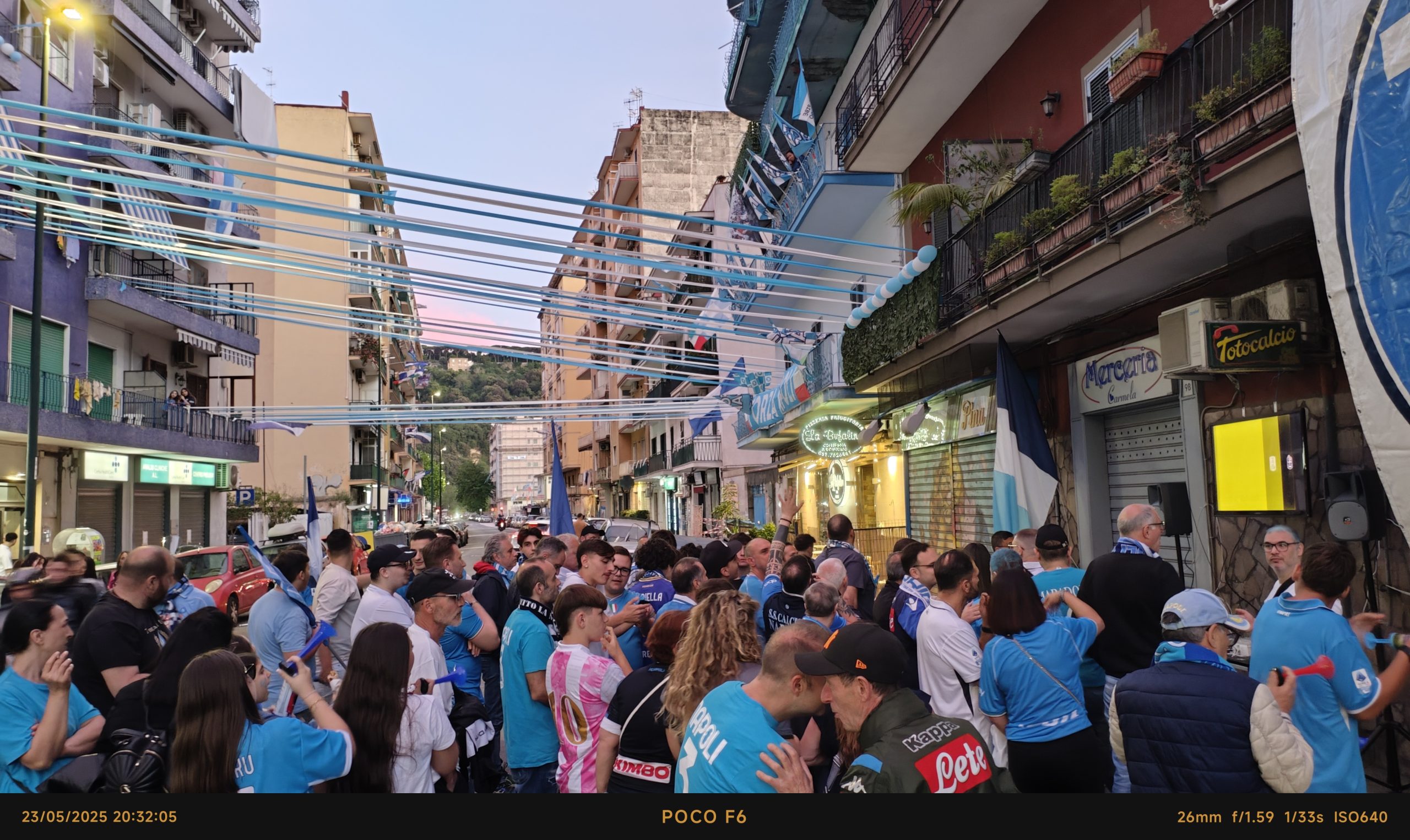 Poesia al Napoli Campione d'Italia 2 giugno: usi, costumi e tradizioni Un’atmosfera da brividi sul lungomare di Napoli La “Parata dei Campioni” Sta per iniziare la sfilata del pullman