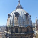 Napoli dall’alto e nell’anima: sui tetti del Duomo con i ragazzi che hanno scelto di restare
