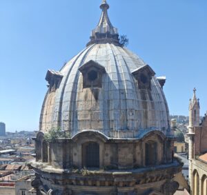 Napoli dall'alto e nell'anima: sui tetti del Duomo con i ragazzi che hanno scelto di restare