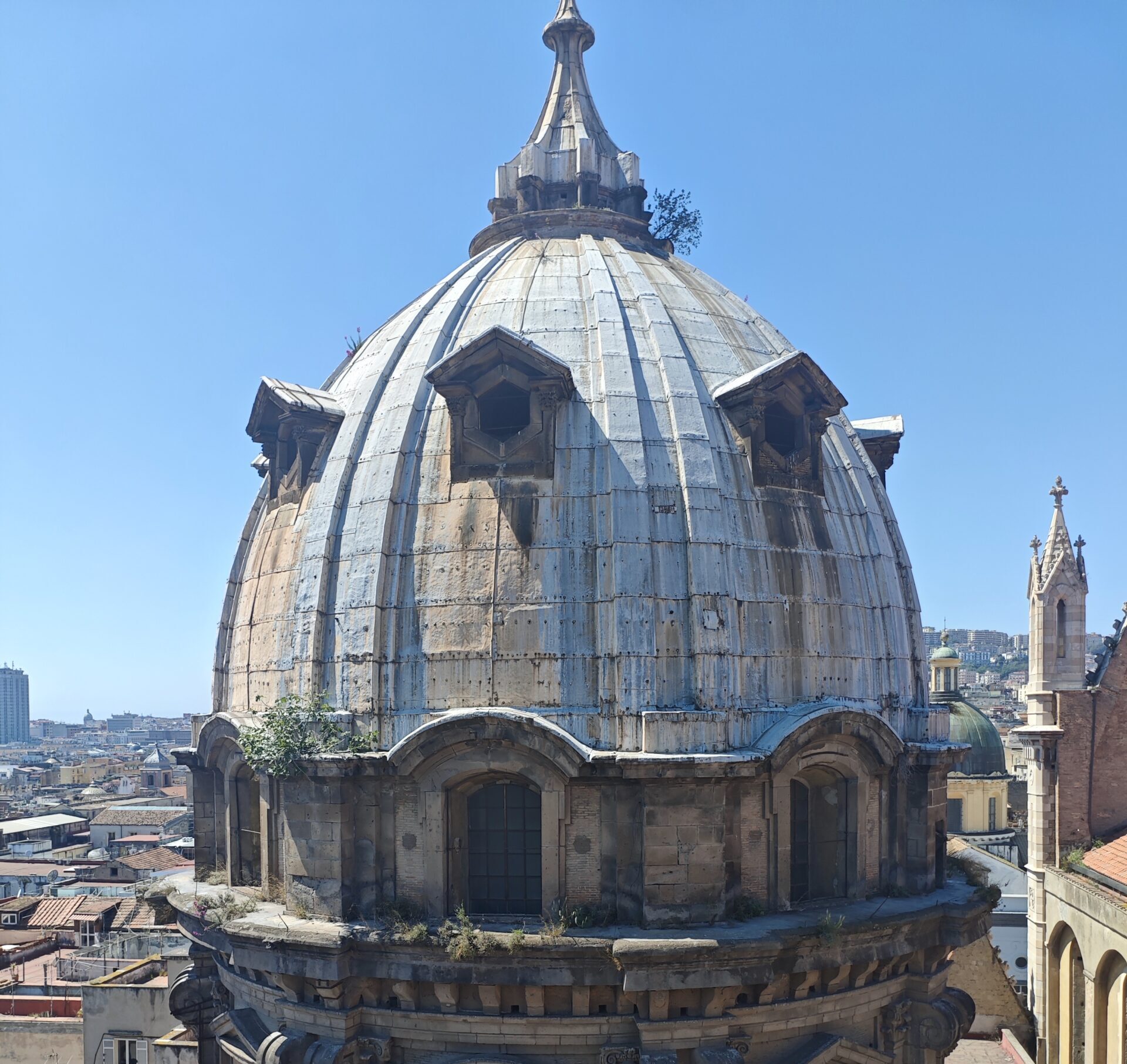 Napoli dall’alto e nell’anima: sui tetti del Duomo con i ragazzi che hanno scelto di restare