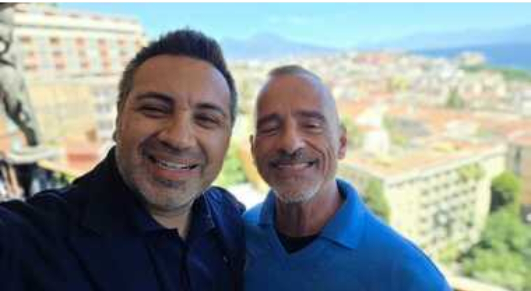 Eros sfoggia al Maradona le maglie di Diego donategli dal collezionista Antonio Luise